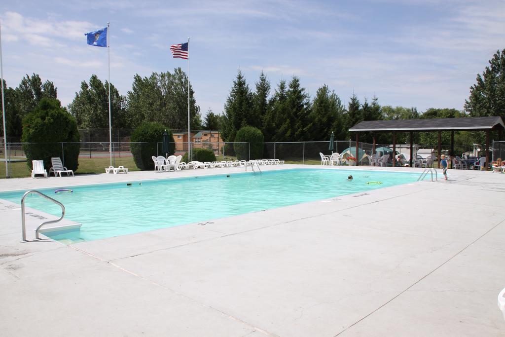 Lakeland Rv Campground Loft Cabin 1 Hotel Edgerton Exterior photo